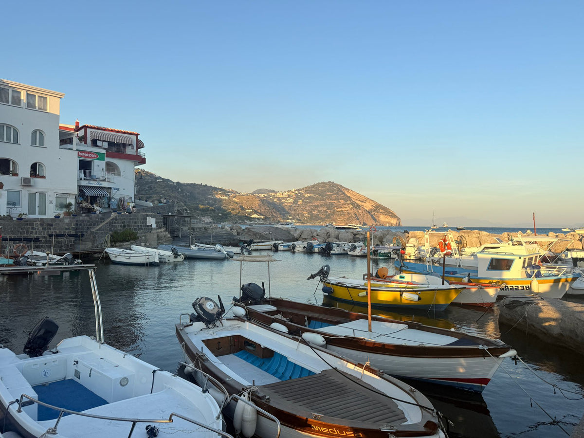 Marina di Sant’Angelo, Ischia, Italia – posti barca per yacht e vista sulla marina con Eberths.com 