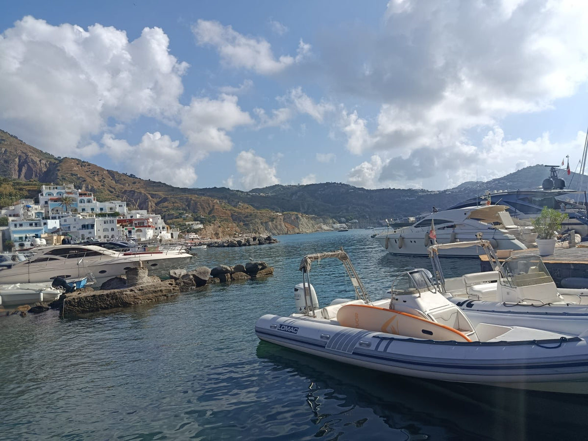Marina di Sant’Angelo, Ischia, Italia – amarres para yates y vista del puerto deportivo con Eberths.com