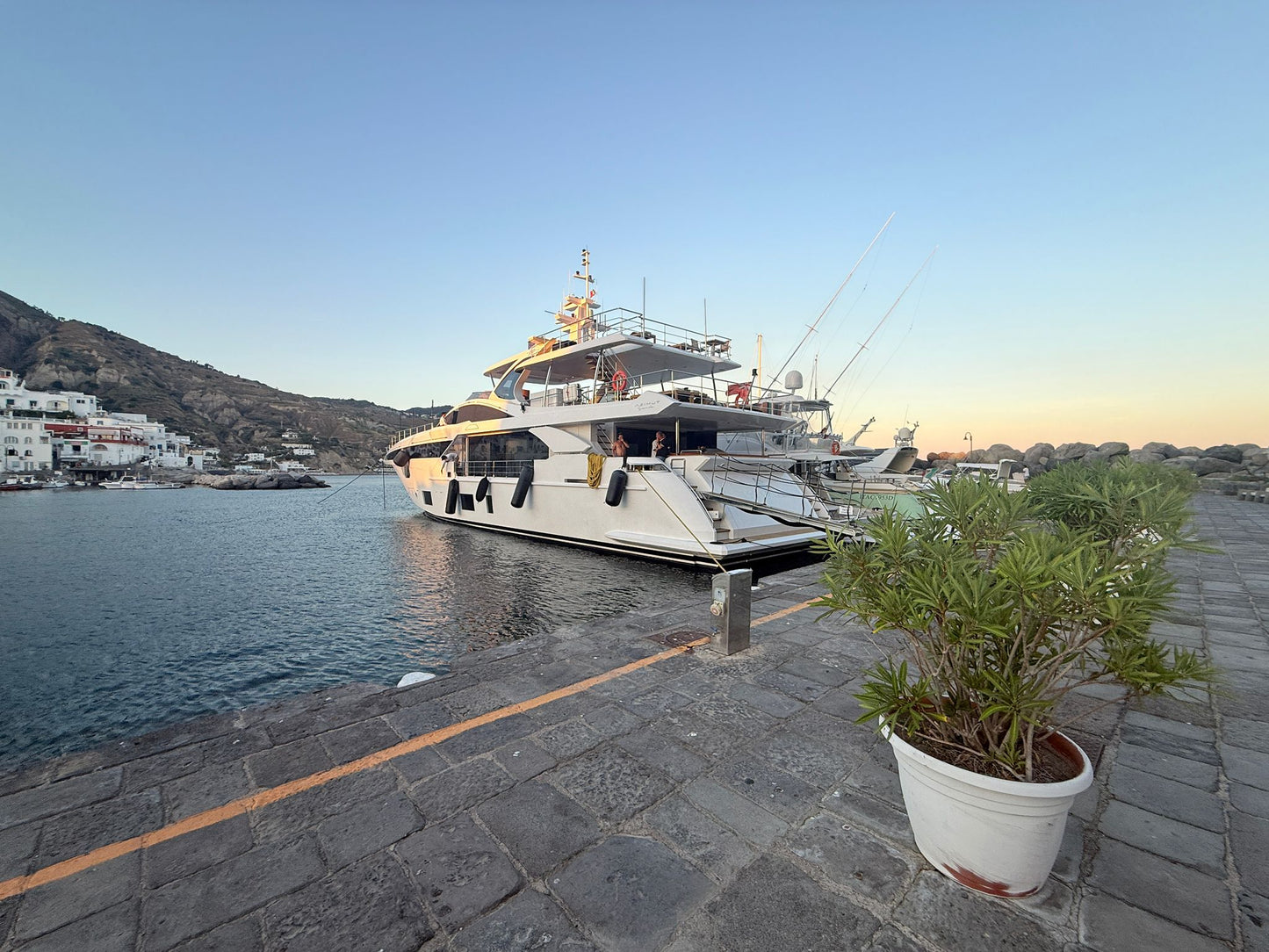 Marina di Sant’Angelo, Ischia, Italie – places d'amarrage pour yachts et vue sur la marina avec Eberths.com