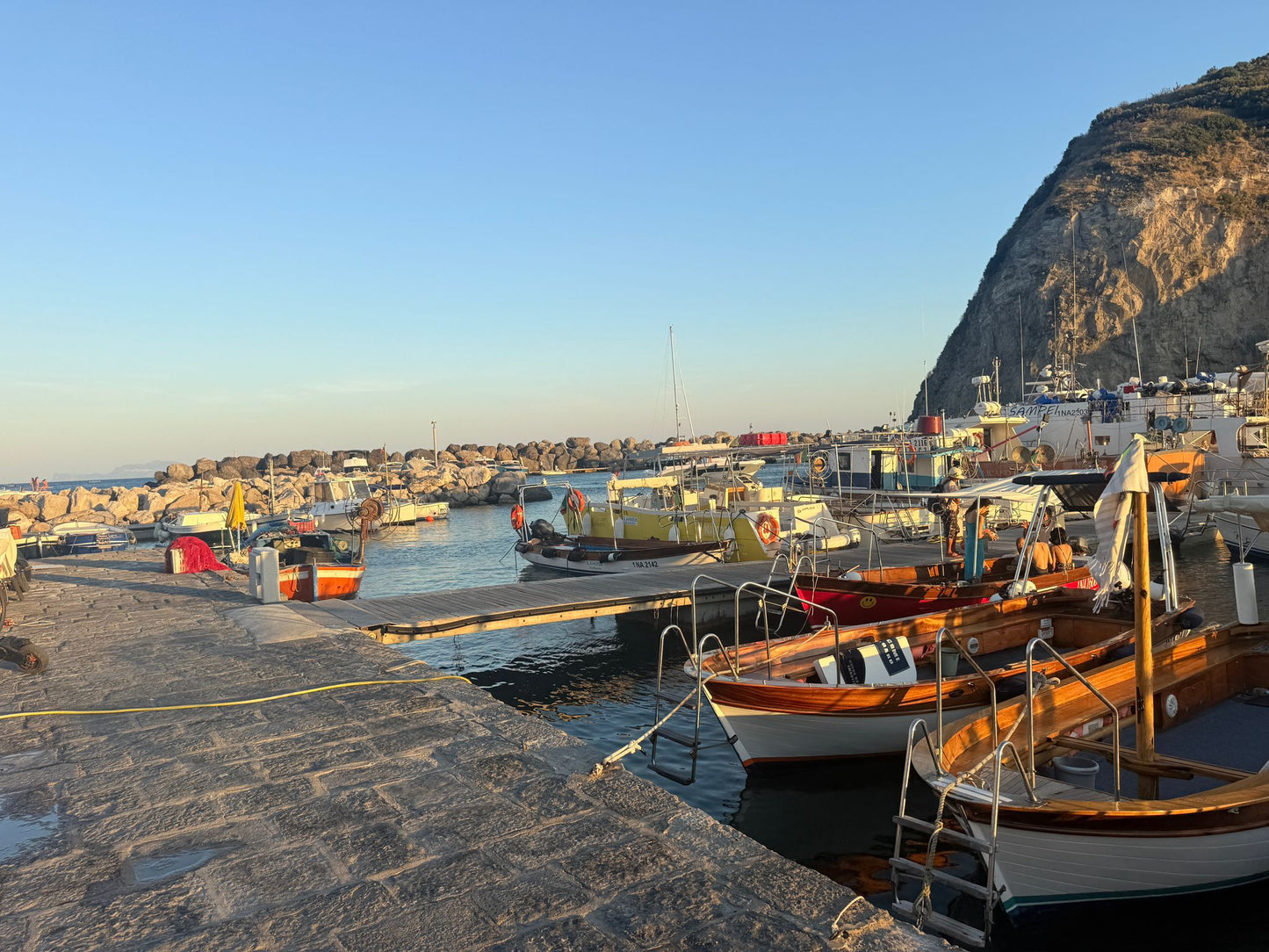 Marina di Sant'Angelo Ischia: vista marina con Eberths.com e prenotazione posti barca