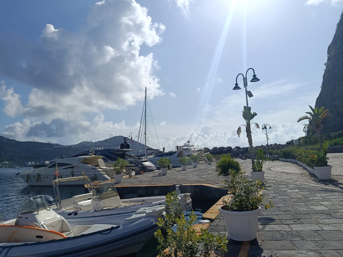 Marina di Sant’Angelo, Ischia, Italia – posti barca per yacht e vista sulla marina con Eberths.com