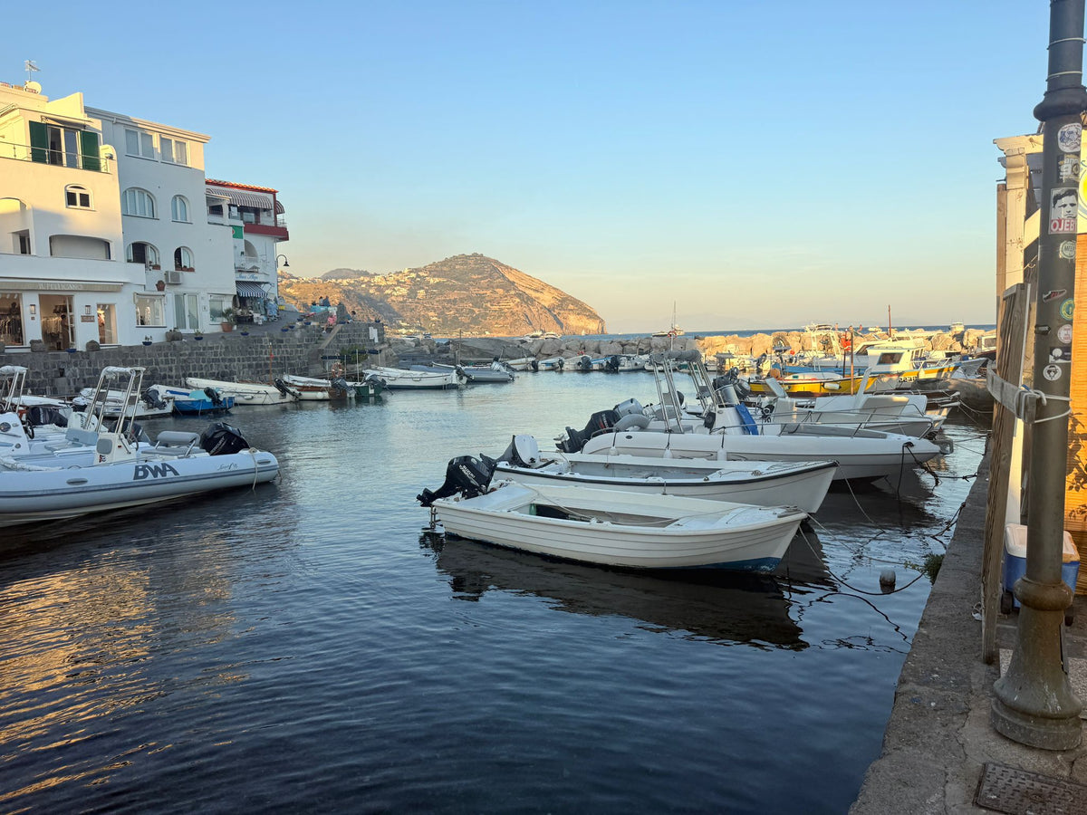 Marina di Sant’Angelo, Ischia, Italie – places d'amarrage pour yachts et vue sur la marina avec Eberths.com