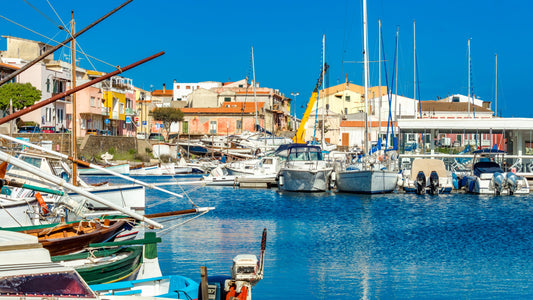 Marina di Stintino, Stintino, Cerdeña, Italia: amarres para barcos y vistas al puerto deportivo con Eberths.com