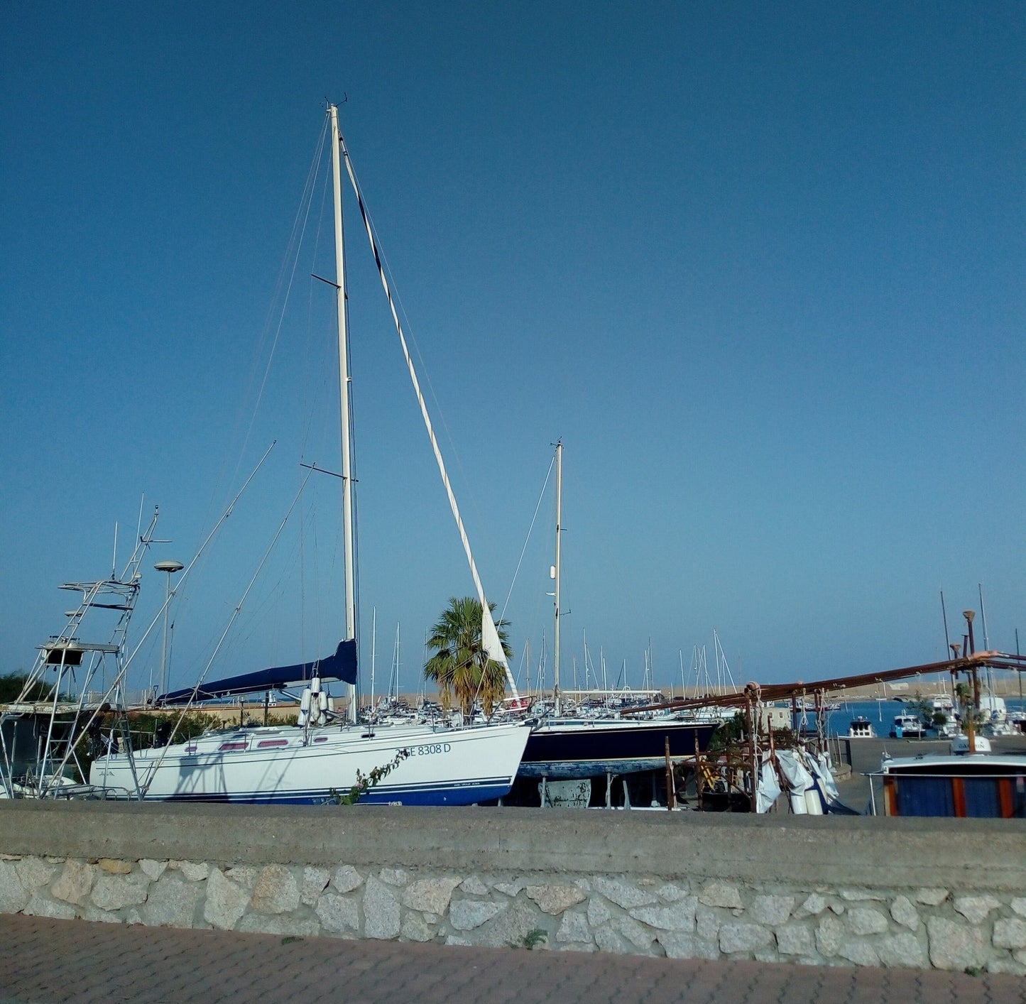 Marina di Villaputzu (Marina di Porto Corallo) à Porto Corallo, Italie – postes d’amarrage pour bateaux et vue sur le port de plaisance avec Eberths.com