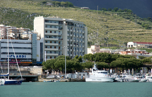 Marina Formia, Latina, Italia: amarres para barcos y vistas al puerto deportivo con Eberths.com