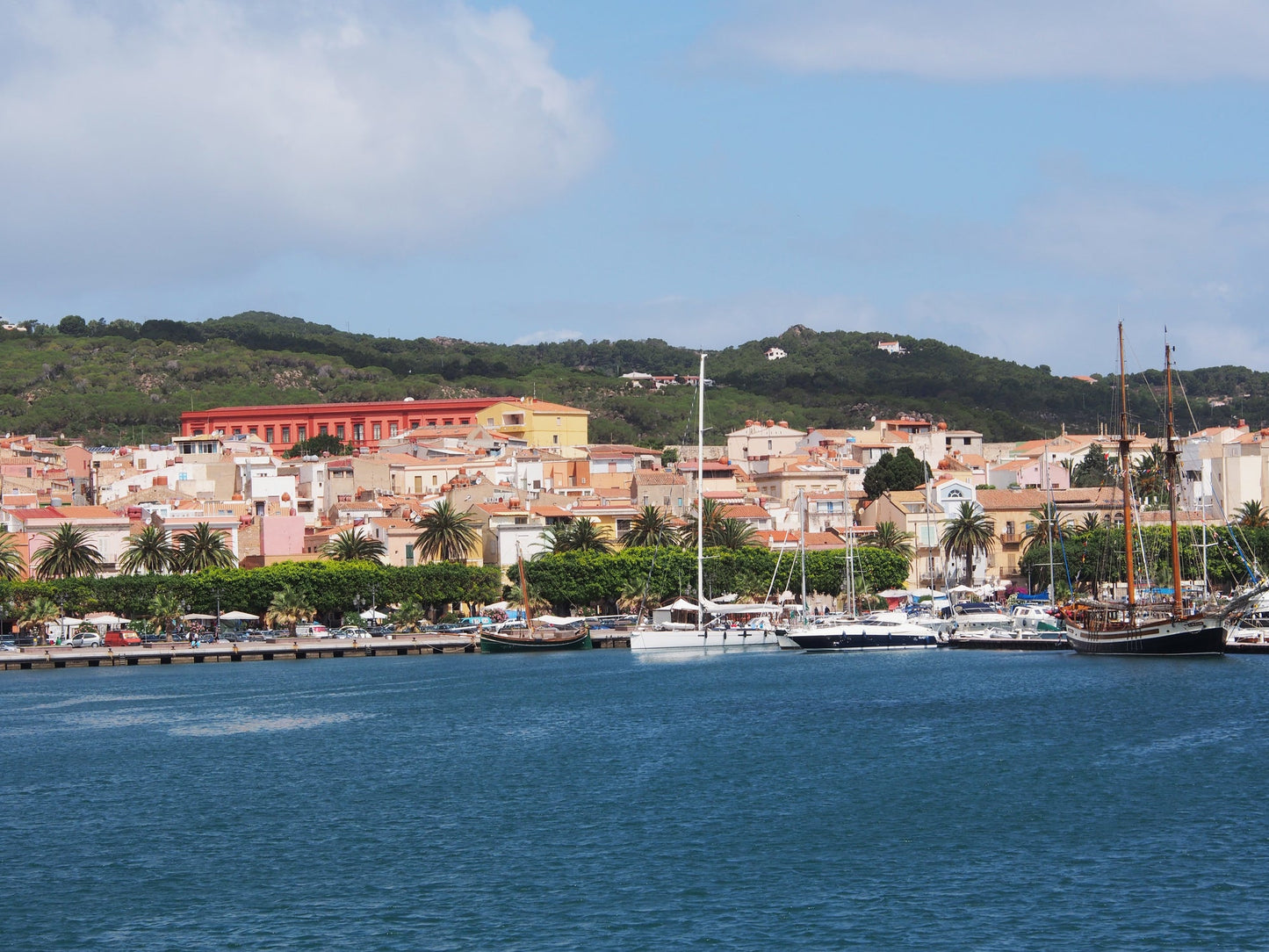 Marine Sifredi, Carloforte, Sardegna, Italia: ormeggi per barche e vista sul porto turistico con Eberths.com