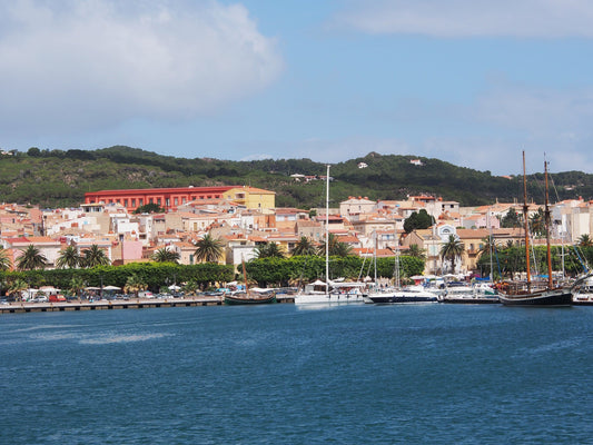 Marina Sifredi, Carloforte, Cerdeña, Italia: amarres para barcos y vistas al puerto deportivo con Eberths.com