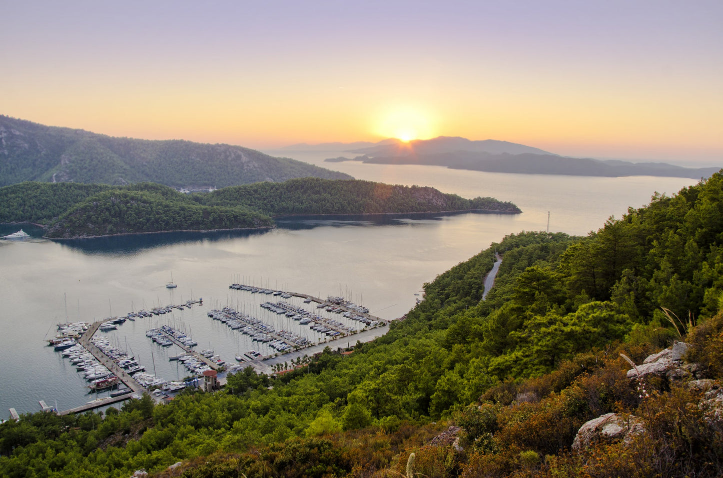 Marti Marina à Orhaniye, Turquie – postes d’amarrage pour bateaux et vue sur le port de plaisance avec Eberths.com