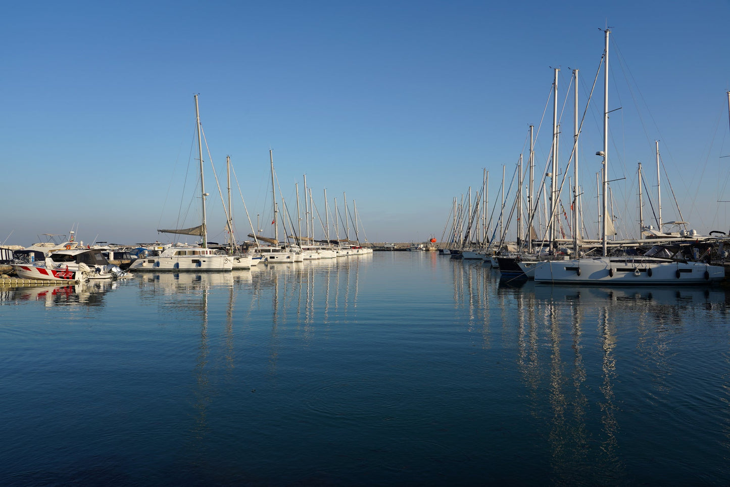 Mersin Marina à Mersin, Turquie – postes d’amarrage pour bateaux et vue sur le port de plaisance avec Eberths.com