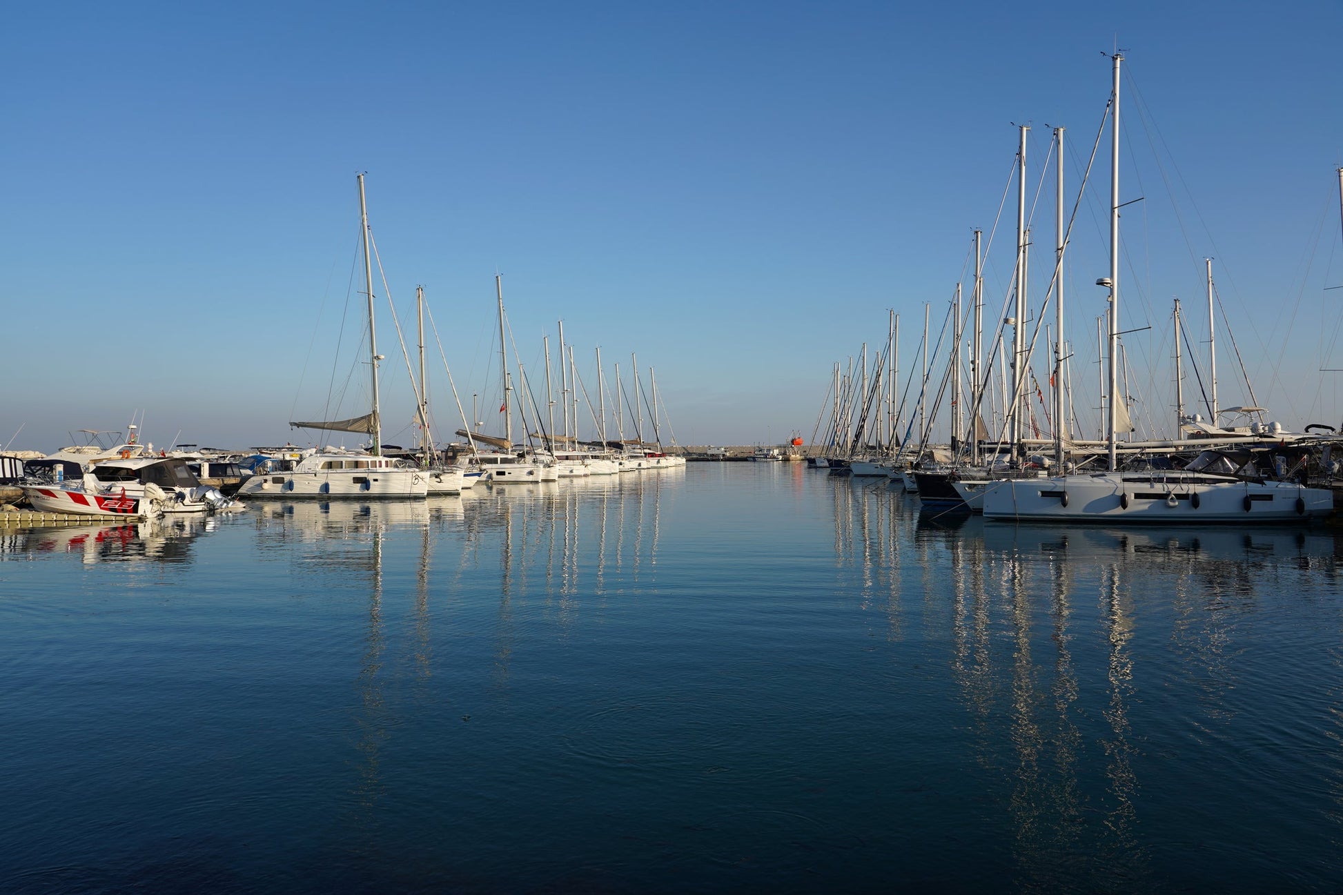 Mersin Marina à Mersin, Turquie – postes d’amarrage pour bateaux et vue sur le port de plaisance avec Eberths.com
