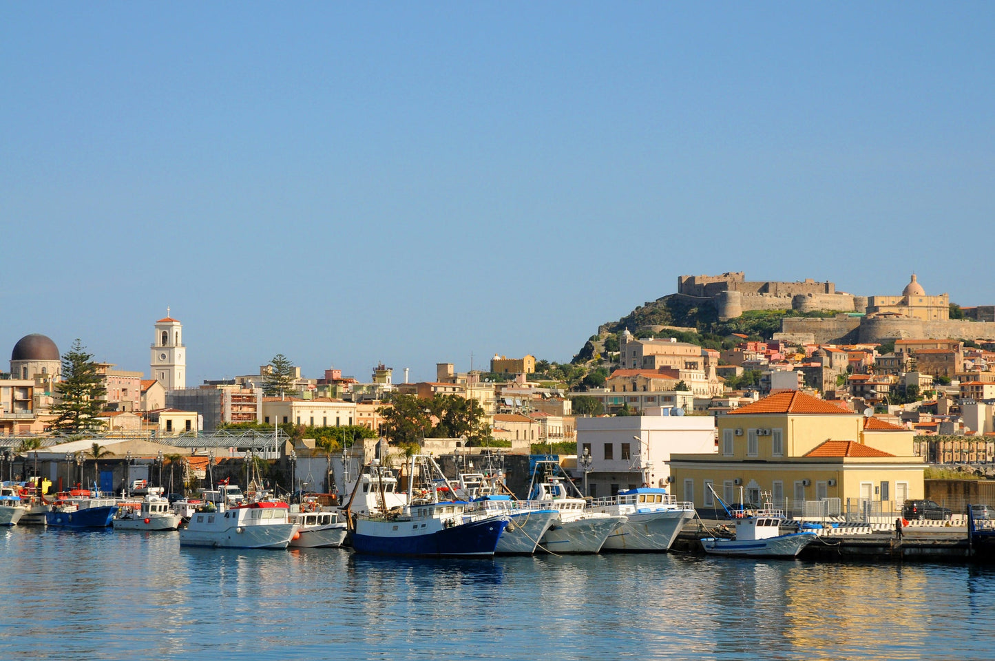 Marina del Nettuno Milazzo, Messina, Sicilia: ormeggi per barche e vista sul porto turistico con Eberths.com