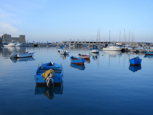 Marina Molo San Nicola, Bari, Italia: Amarres y vistas del puerto deportivo con Eberths.com