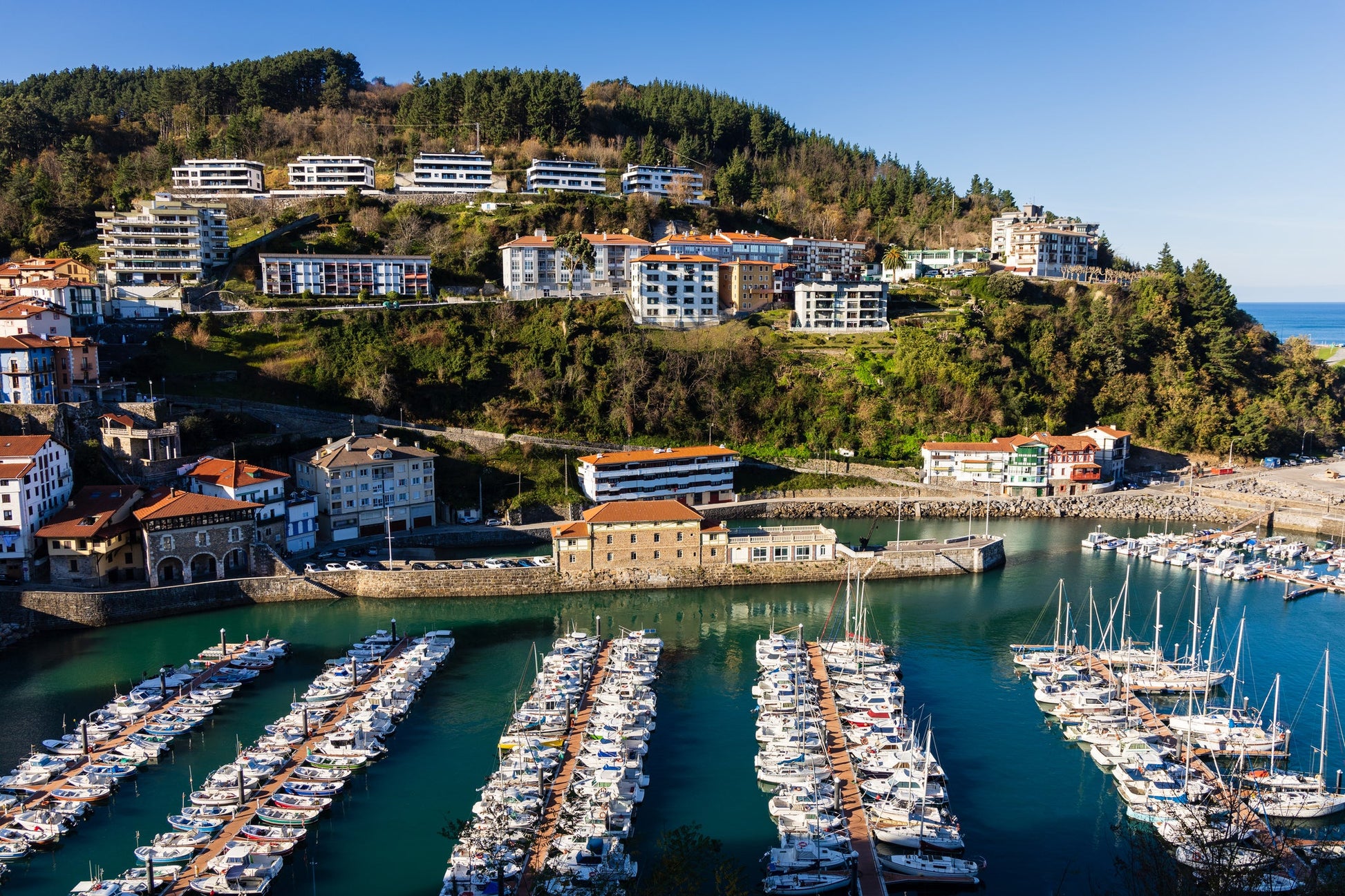 Mutriku Marina, Mutriku, Spagna: ormeggi per barche e vista sul porto turistico con Eberths.com