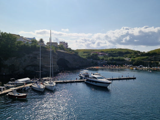Ormeggi Marina di Ventotene à Ventotene, Italie – postes d’amarrage pour bateaux et vue sur le port de plaisance avec Eberths.com