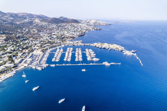 Yalikavak Marina, Yalikavak, Turchia: ormeggi per barche e vista sul porto turistico con Eberths.com