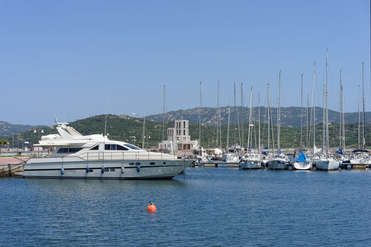 Muelle Albatros en Marina di Cannigione, Lu Canniscioni, Cerdeña: amarres y una vista del puerto con Eberths.com