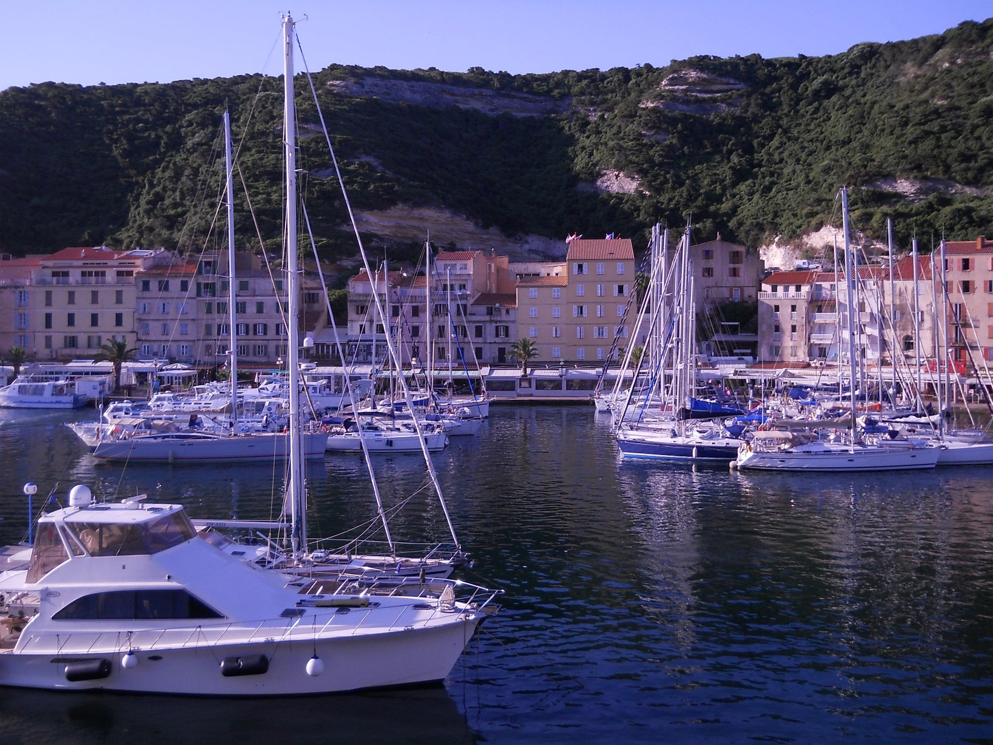 Λιμάνι Μπονιφάτσιο στο Μπονιφάτσιο, Γαλλία – θέσεις ελλιμενισμού γιοτ και θέα στη μαρίνα με το Eberths.com