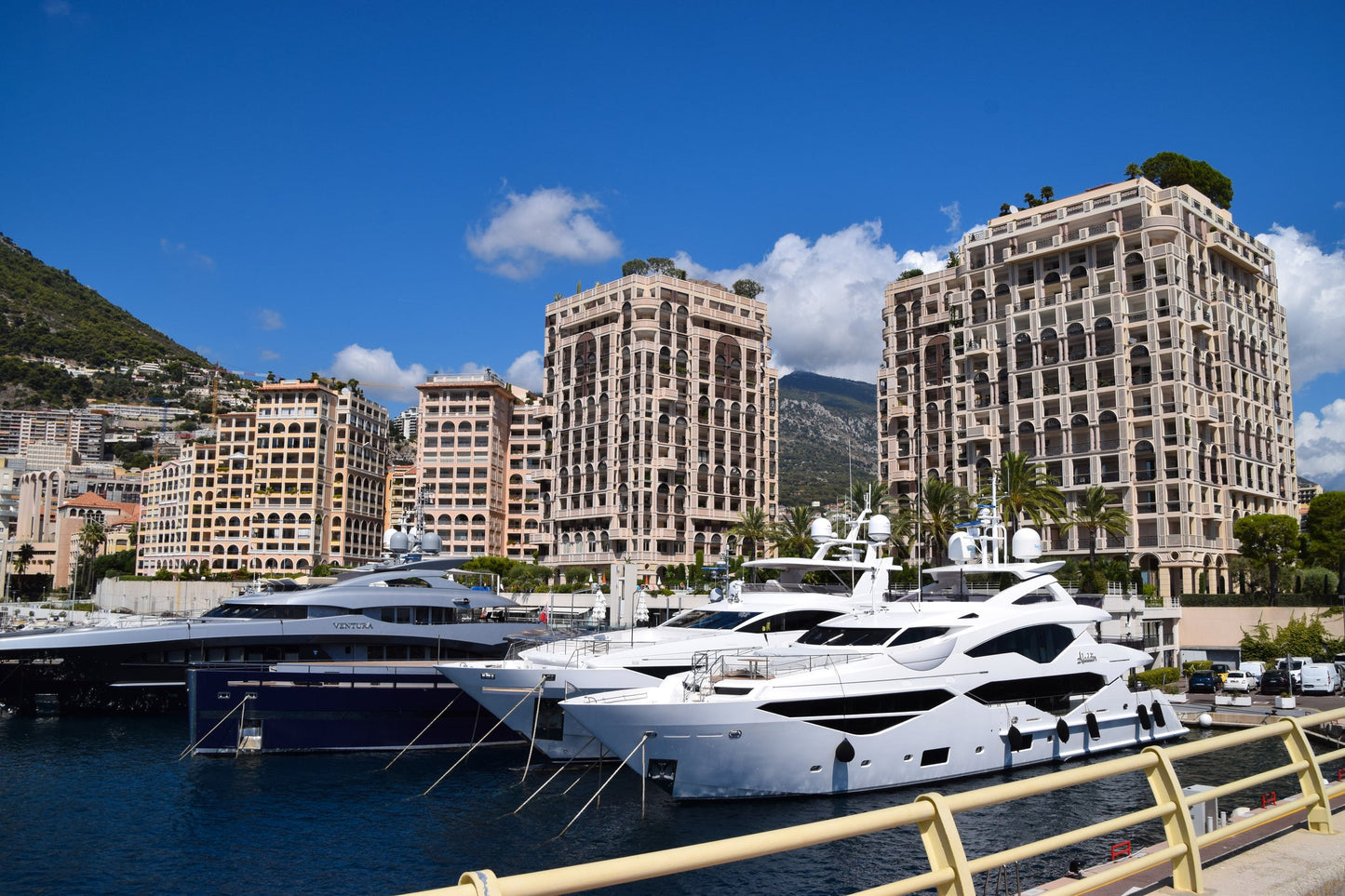 Puerto de Cap d'Ail, Riviera Francesa: amarres para barcos y vistas al puerto deportivo con Eberths.com