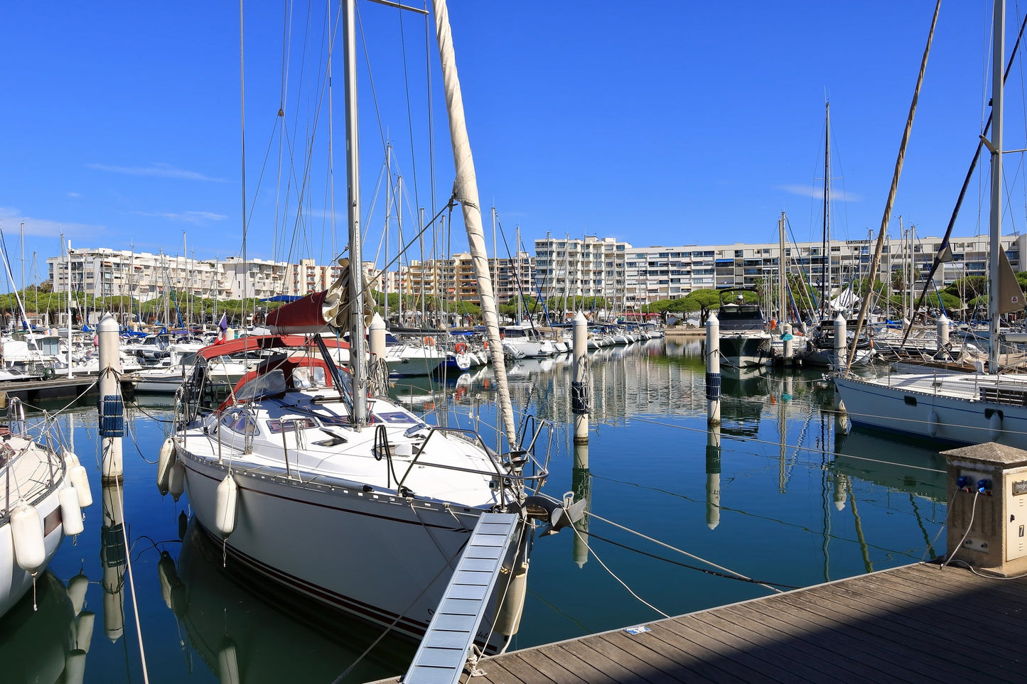 Porto Carnon, Carnon Plage, Francia: ormeggi per barche e vista sul porto turistico con Eberths.com