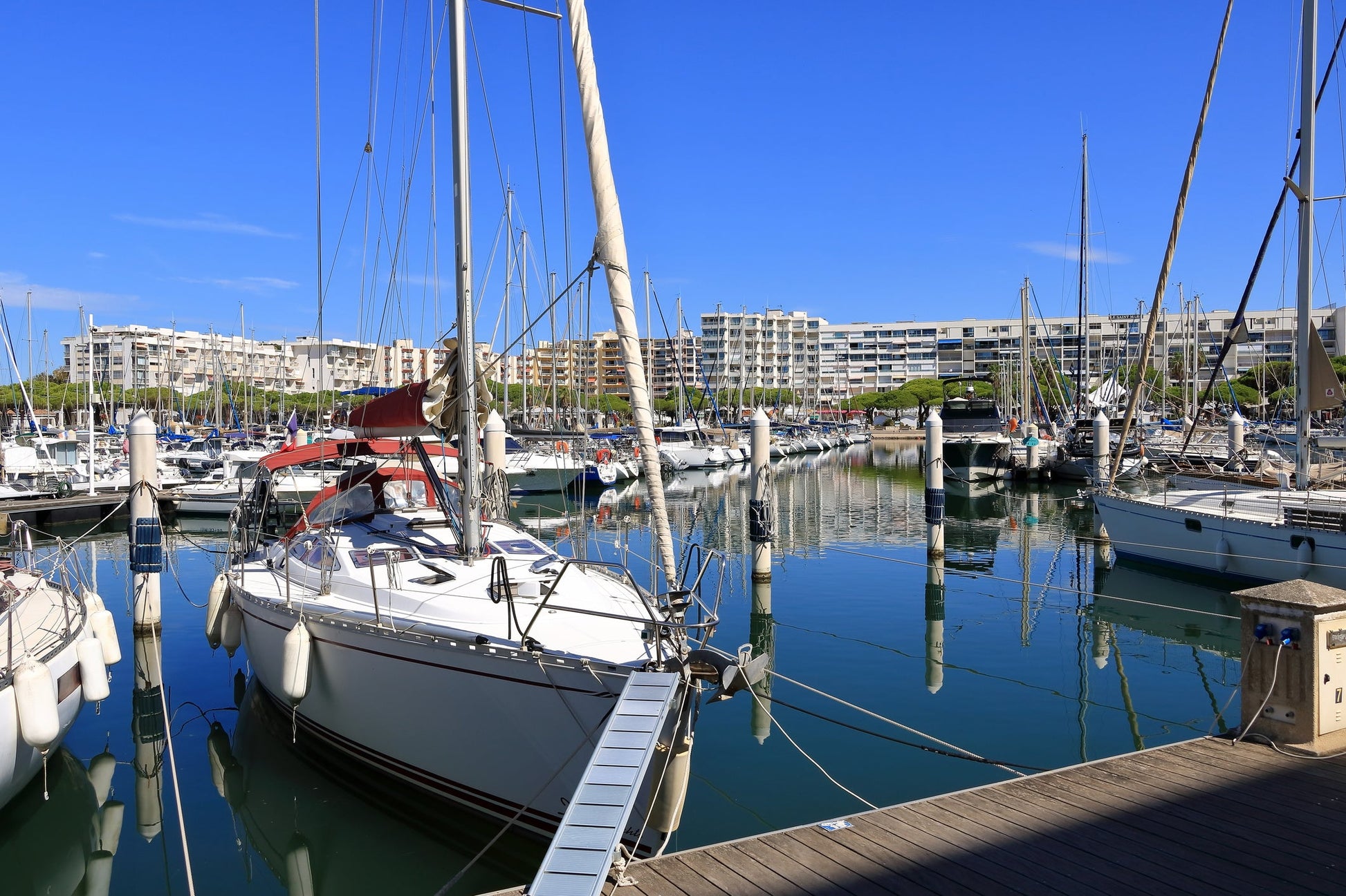 Porto Carnon, Carnon Plage, Francia: ormeggi per barche e vista sul porto turistico con Eberths.com