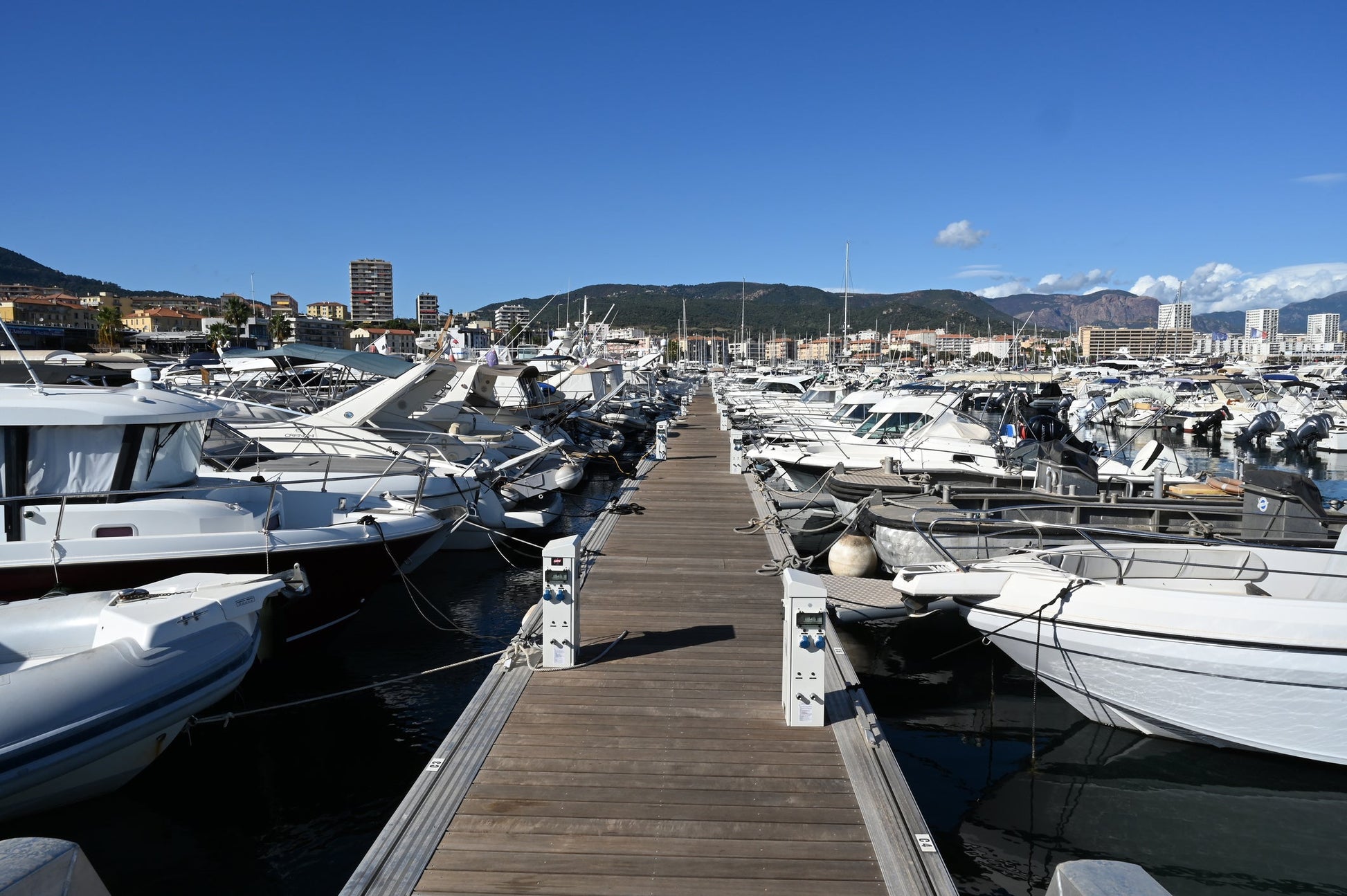 Prenota il tuo posto barca in Corsica, al Porto Charles Ornano di Ajaccio – ormeggi yacht con Eberths.com