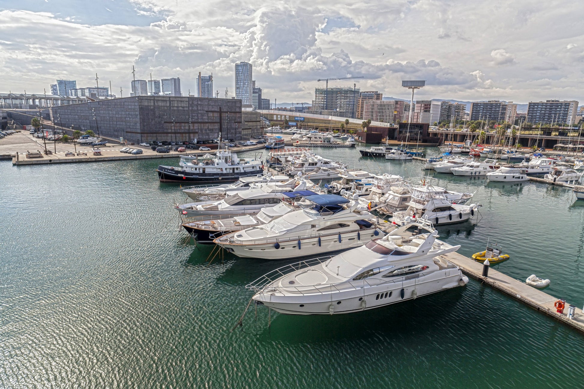 Port Fòrum στο Sant Adrià de Besòs, Ισπανία – θέσεις ελλιμενισμού γιοτ και θέα στη μαρίνα με το Eberths.com