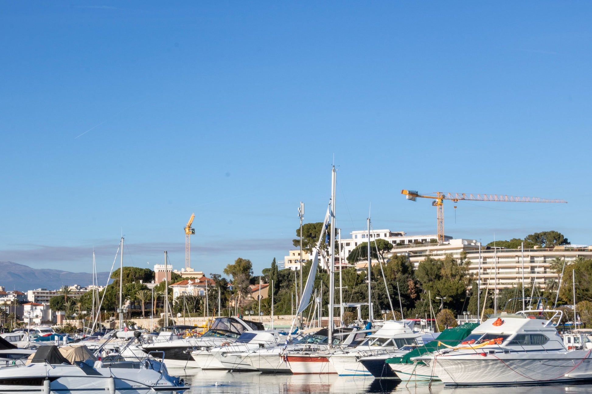 Port Gallice à Juan-les-Pins, France – postes d’amarrage pour bateaux et vue sur le port de plaisance avec Eberths.com