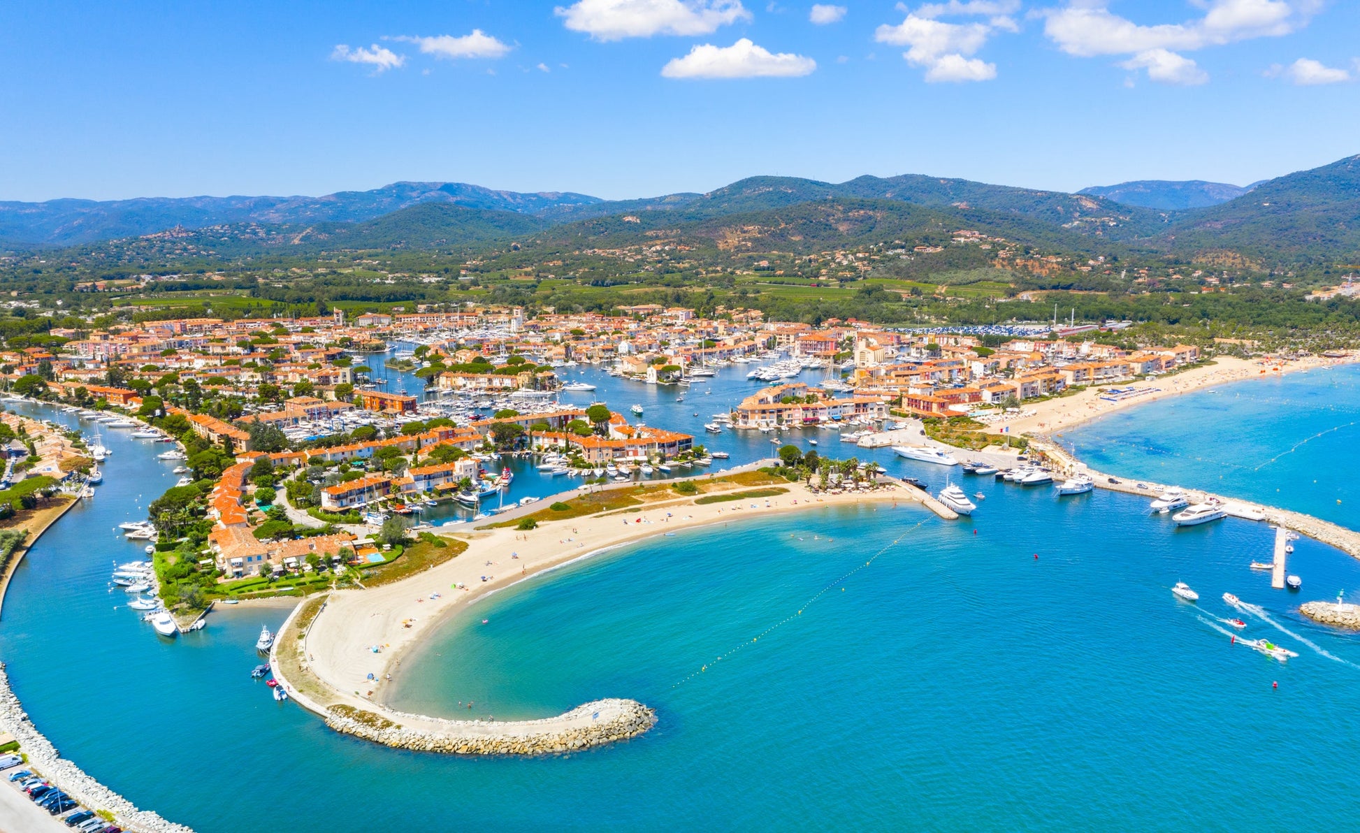 Porto Grimaud, Grimaud, Costa Azzurra, Francia: ormeggi per barche e vista sul porto turistico con Eberths.com