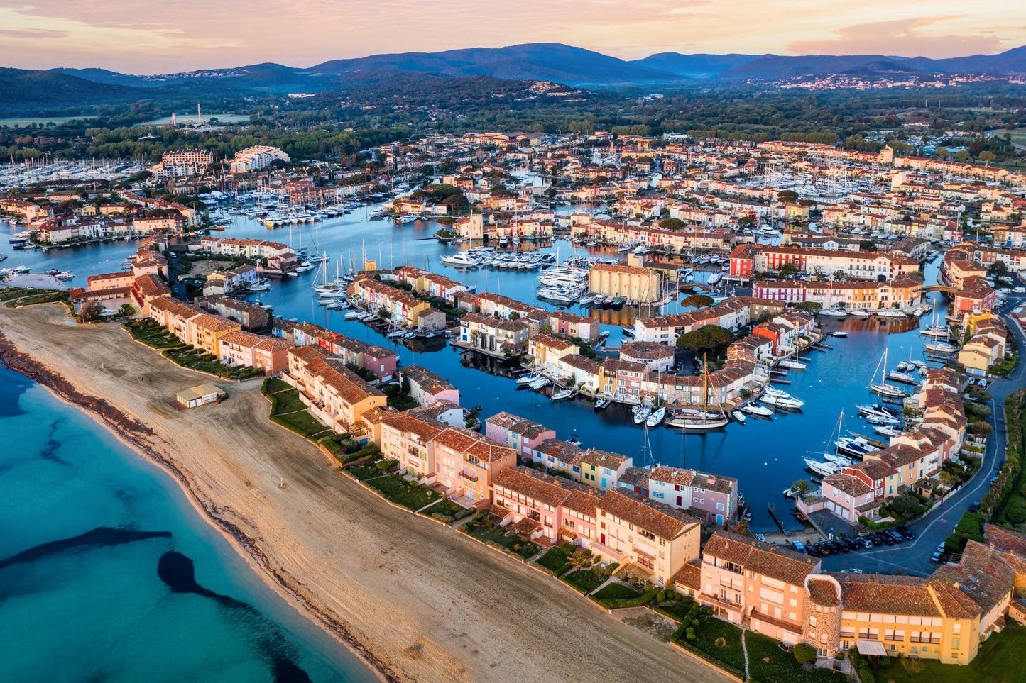 Porto Grimaud, Grimaud, Costa Azzurra, Francia: ormeggi per barche e vista sul porto turistico con Eberths.com