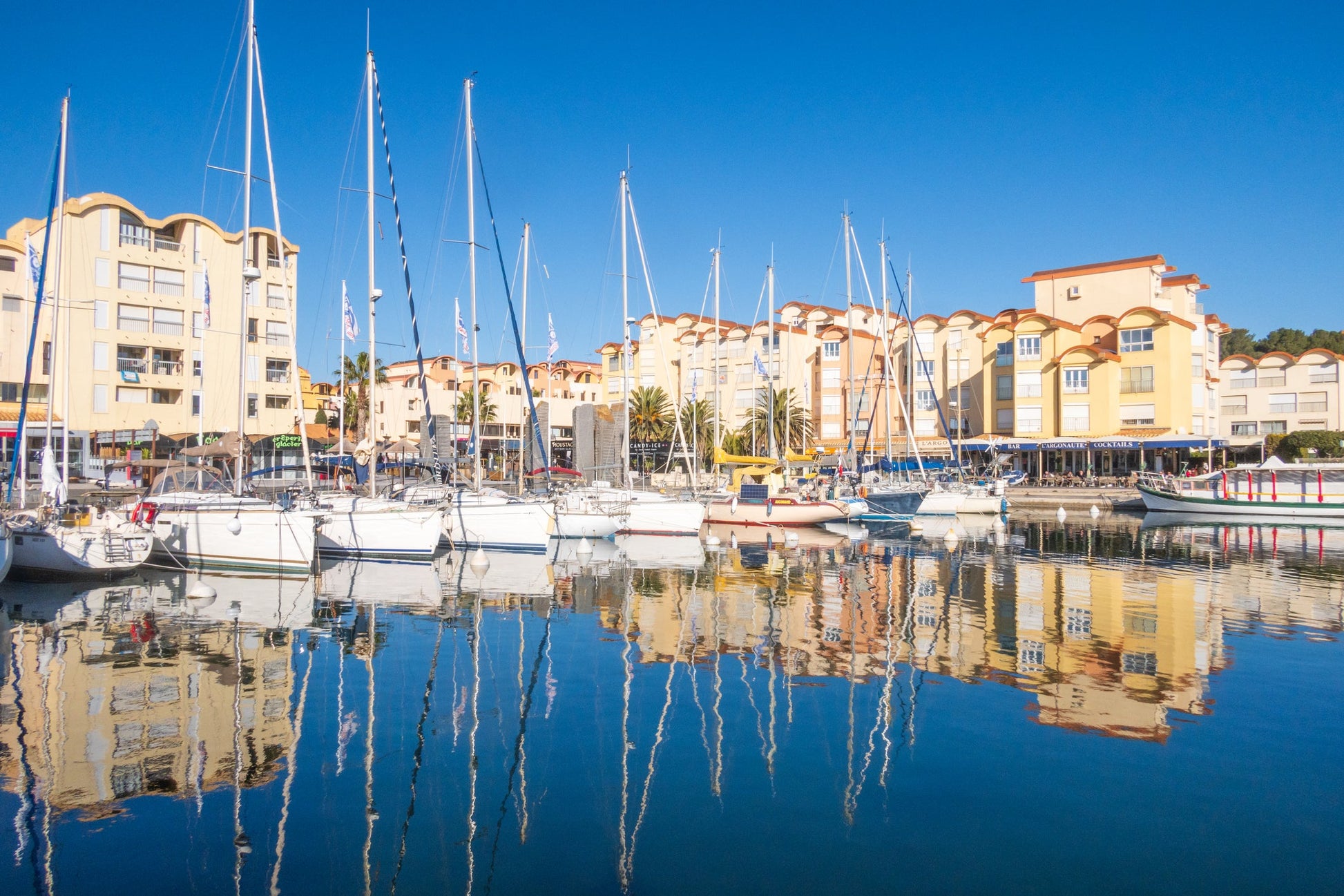 Porto Gruissan, Gruissan, Francia: ormeggi per barche e vista sul porto turistico con Eberths.com