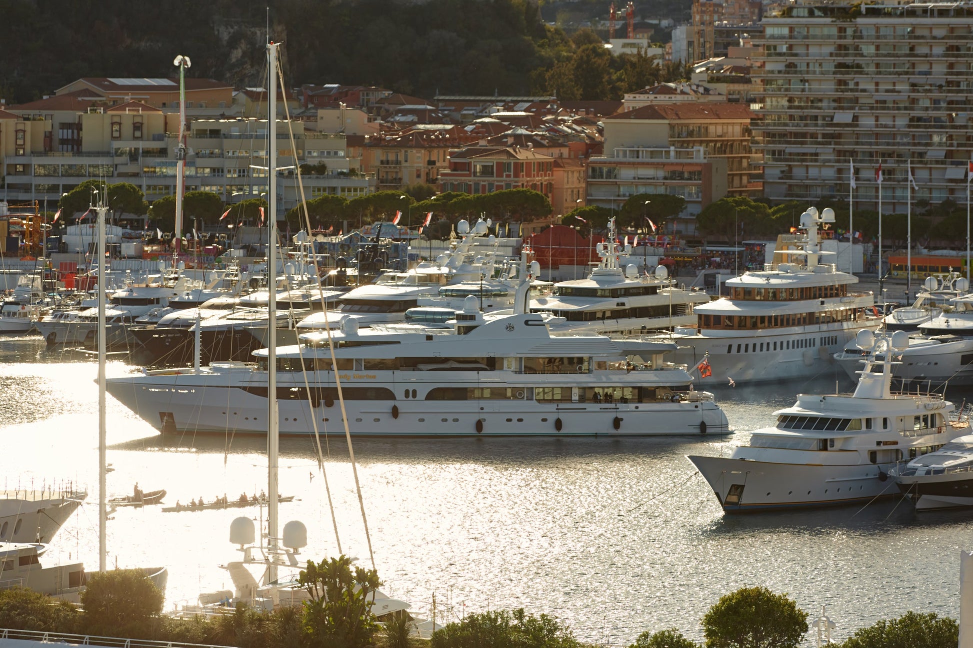 Puerto Hércules, Mónaco Ville, Mónaco: amarres para barcos y vistas al puerto deportivo con Eberths.com