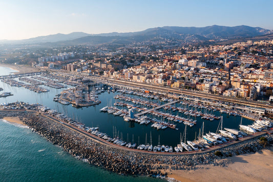 Porto Masnou, El Masnou, Spagna: ormeggi per barche e vista sul porto turistico con Eberths.com