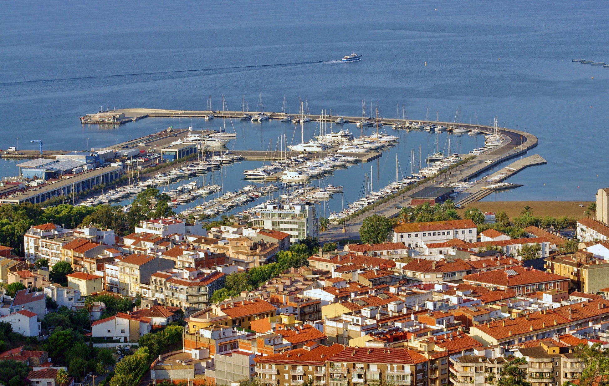 Port Roses à Roses, Espagne – postes d’amarrage pour bateaux et vue sur le port de plaisance avec Eberths.com