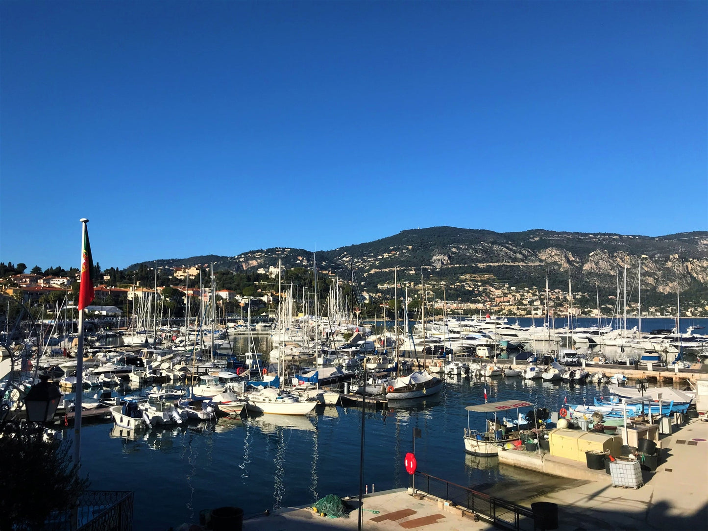 Porto St Jean Cap Ferrat, Villefranche sur Mer, Francia: ormeggi e vista sul porto con Eberths.com