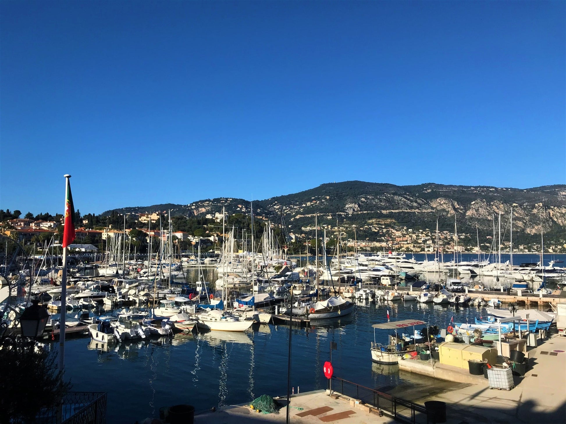 Porto St Jean Cap Ferrat, Villefranche sur Mer, Francia: ormeggi e vista sul porto con Eberths.com