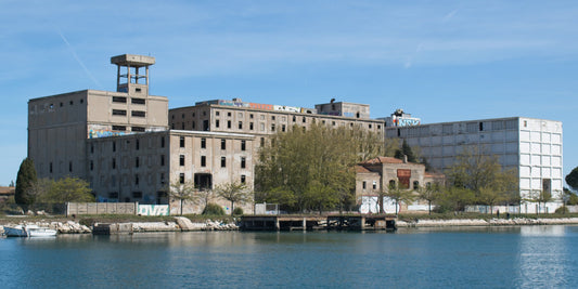 Porto di Saint Louis du Rhône, Francia: ormeggi e vista sul porto con Eberths.com