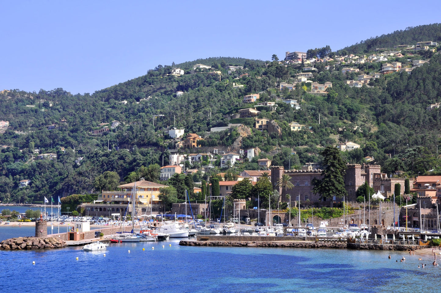 Port Théoule à Théoule-sur-Mer, France – postes d’amarrage pour bateaux et vue sur le port de plaisance avec Eberths.com