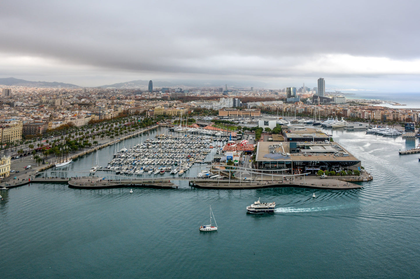 Porto Vell, Barcelona, Spagna: ormeggi per barche e vista sul porto turistico con Eberths.com