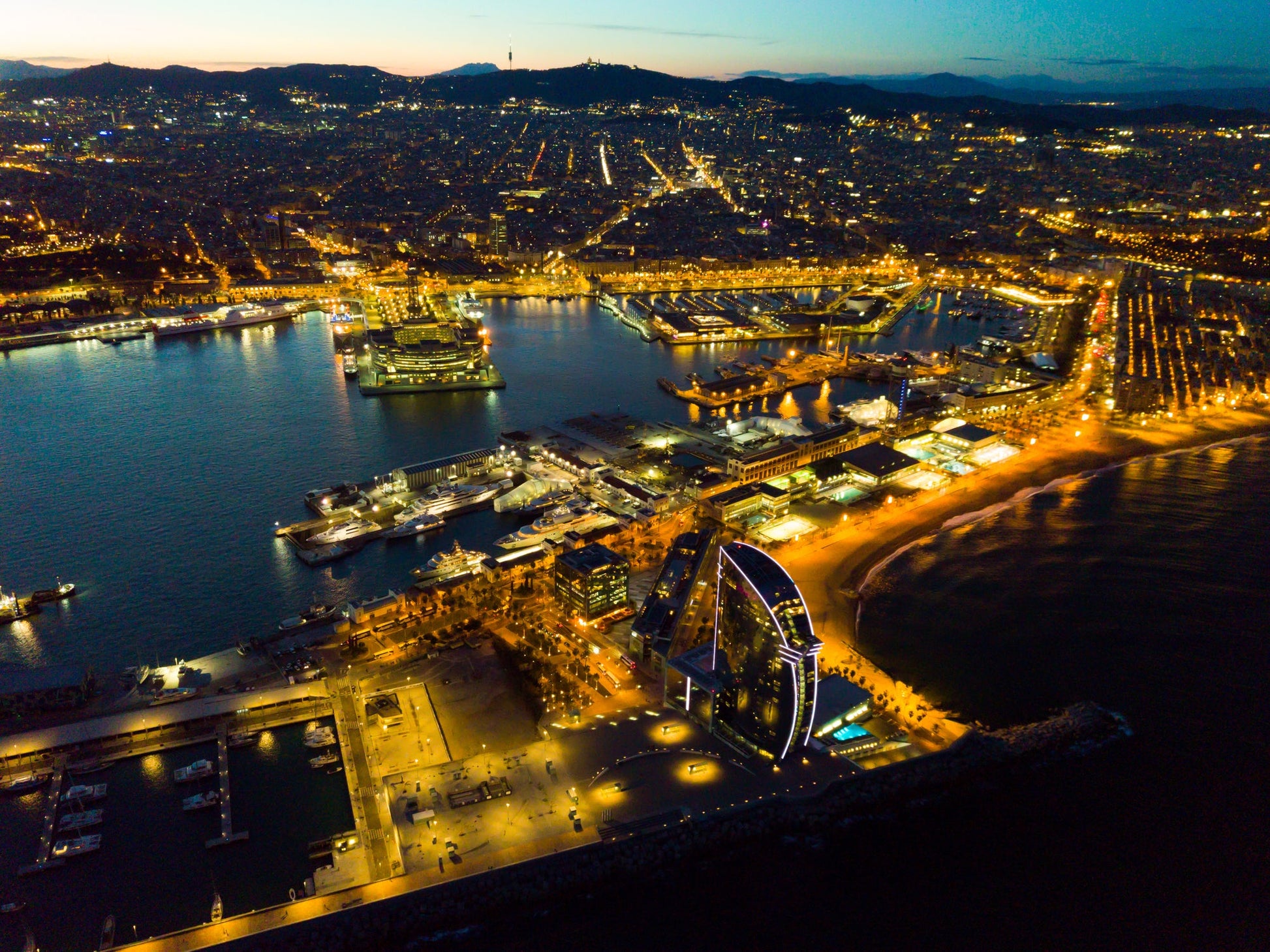 Porto Vell, Barcelona, Spagna: ormeggi per barche e vista sul porto turistico con Eberths.com