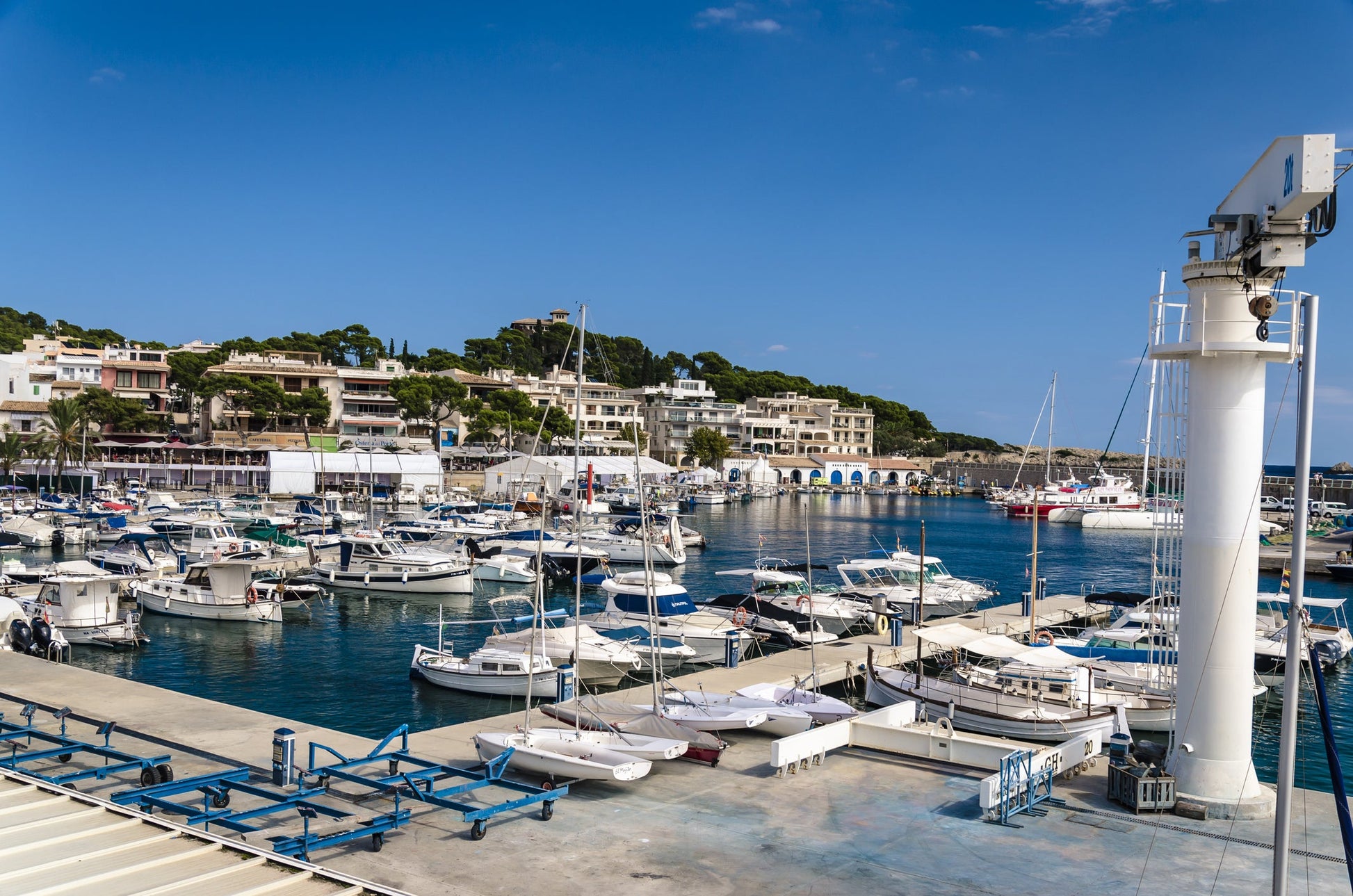 Porto Cala Ratjada, Cala Ratjada, Spagna: ormeggi per barche e vista sul porto turistico con Eberths.com