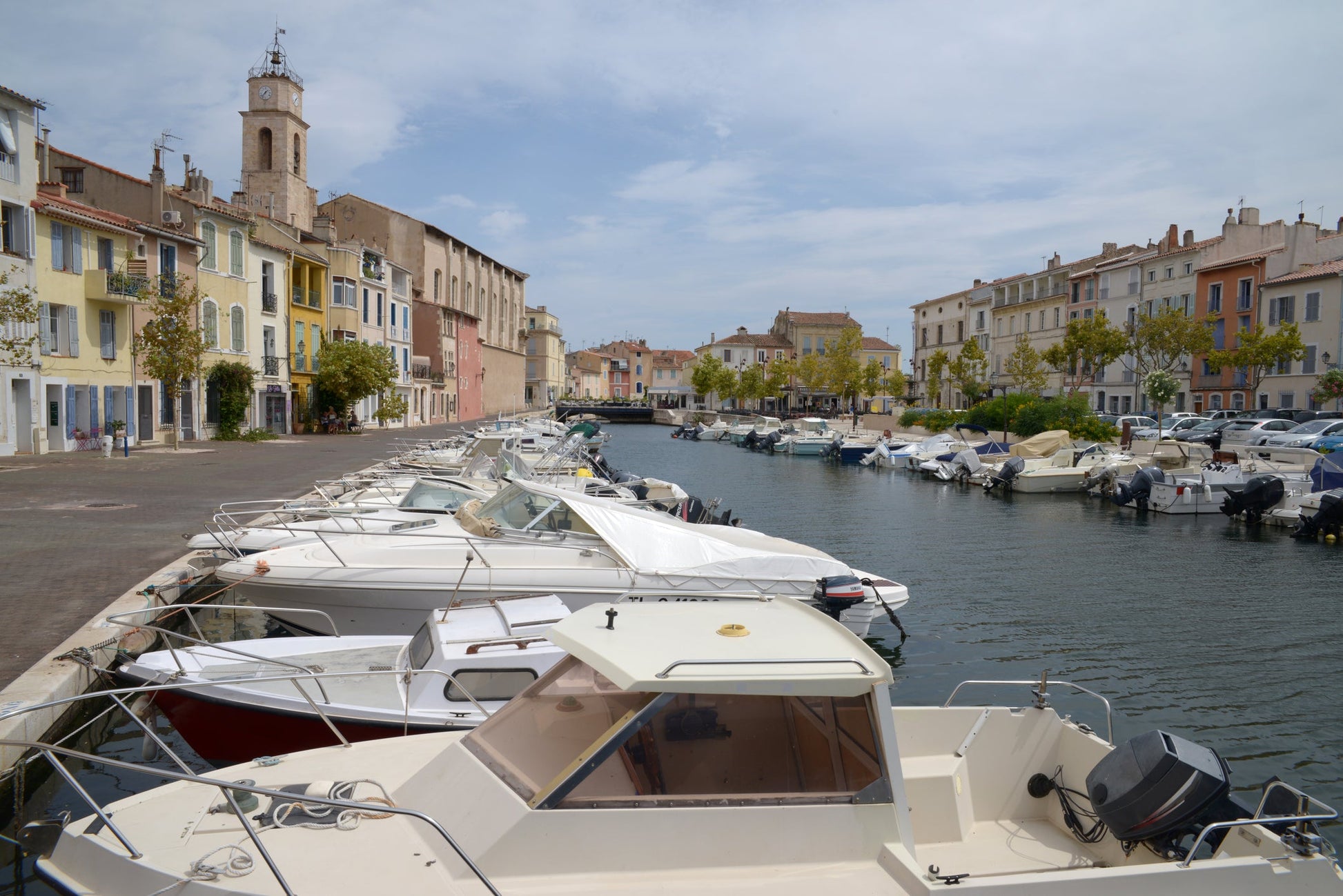 Port de Carro, Carro, Francia: ormeggi per barche e vista sul porto turistico con Eberths.com