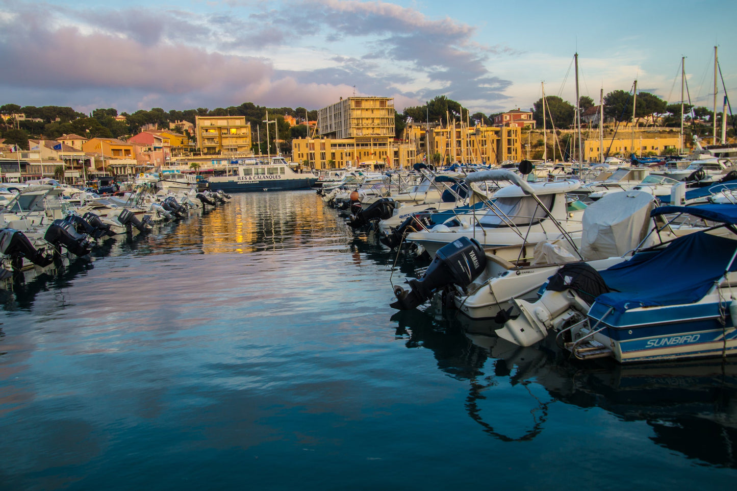 Port de Carry le Rouet in Carry-le-Rouet, France – yacht berths and marina view with Eberths.com