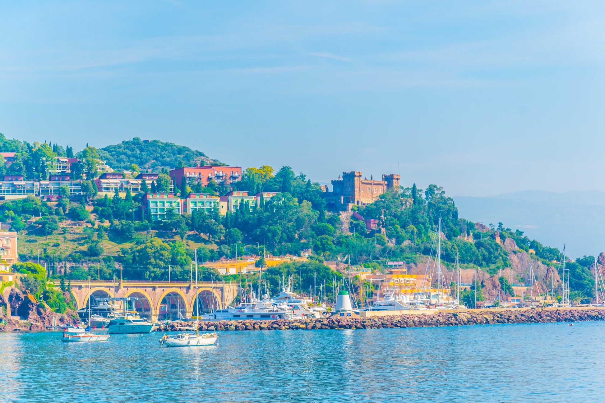 Port de La Rague, Mandelieu la Napoule, Francia: ormeggi e vista sul porto turistico con Eberths.com