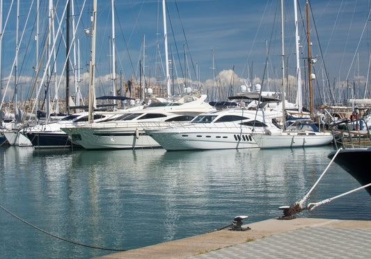 Porto Mallorca, Palma de Mallorca, Spagna: ormeggi per barche e vista sul porto turistico con Eberths.com