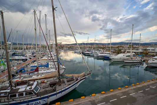 Porto Mataró, Mataro, Spagna: ormeggi per barche e vista sul porto turistico con Eberths.com