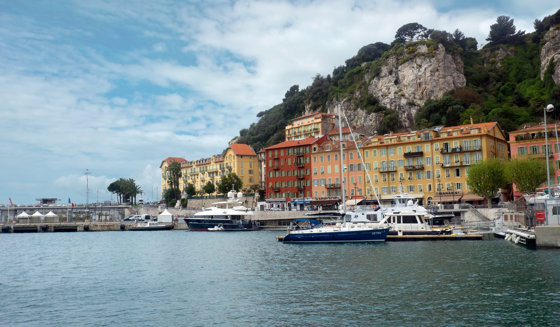 Porto di Nizza, Nizza, Costa Azzurra, Francia: ormeggi per barche e vista sul porto turistico con Eberths.com