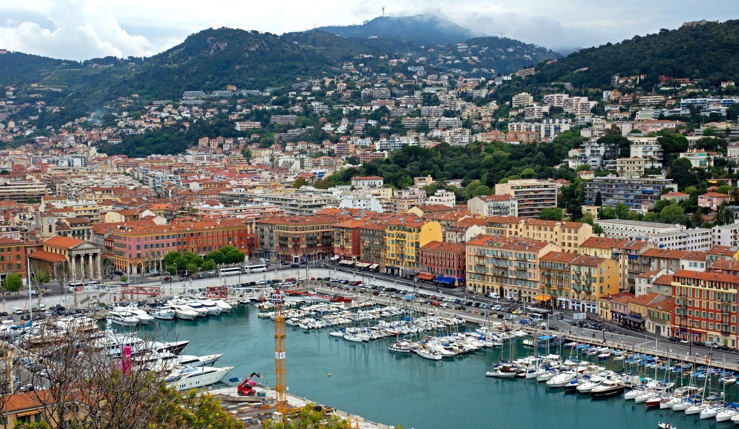 Porto di Nizza, Nizza, Costa Azzurra, Francia: ormeggi per barche e vista sul porto turistico con Eberths.com