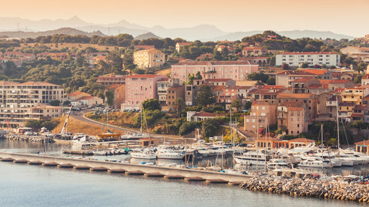 Porto Propriano, Corsica, Francia: ormeggi per barche e vista sul porto turistico con Eberths.com