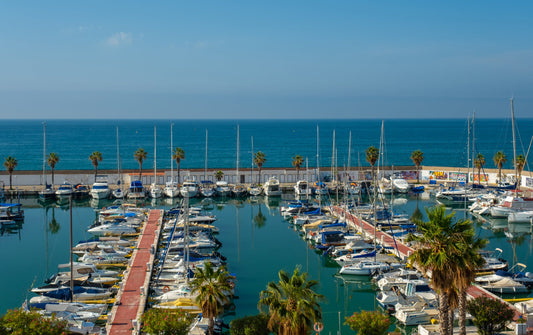 Porto Sitges, Sitges, Spagna: ormeggi per barche e vista sul porto turistico con Eberths.com