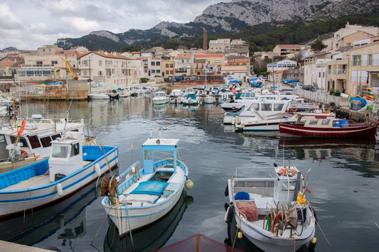 Port de la Madrague, Saint Cyr sur Mer, Francia: ormeggi e vista sul porto turistico con Eberths.com